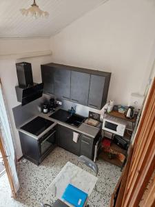 Kuchyň nebo kuchyňský kout v ubytování Gîte Le Val des Fées classés deux étoiles