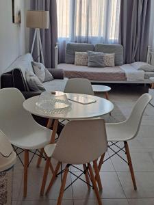 stół i krzesła w salonie z kanapą w obiekcie Attalos luxury flat Psyrri square w Atenach