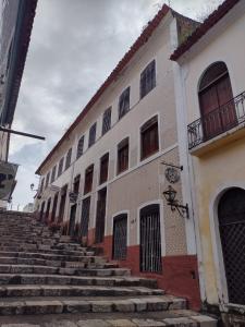um grupo de edifícios com escadas à sua frente em Pousada Catarina Mina em São Luís