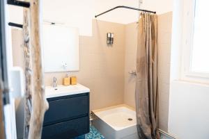 a bathroom with a sink and a toilet and a shower at Grand appartement Familiale - Camargue in Salin-de-Giraud