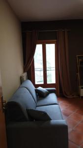 sala de estar con sofá y ventana en NovaCountry, en Camigliatello Silano