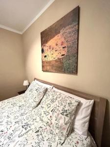 a bedroom with a bed and a painting on the wall at Casa Chus, cerca de la playa in Los Pocillos