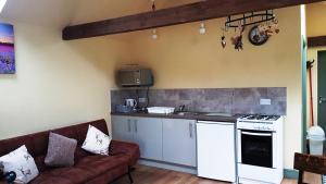 a living room with a couch and a kitchen at Charming Country Retreat in Lincoln