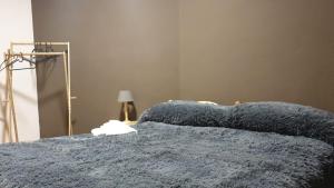 sypialnia z łóżkiem z niebieskim kocem w obiekcie NovaCountry w mieście Camigliatello Silano