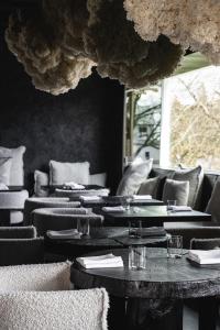 a restaurant with couches and tables and chairs at MEIER Hilzhof in Hilzhofen