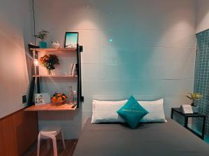 ein Schlafzimmer mit einem Bett mit einer blauen Wand in der Unterkunft Banana homestay( Chuối Homestay) in Hue