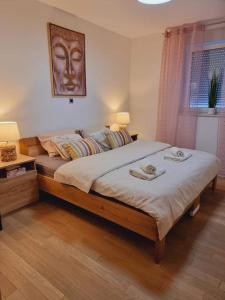 een slaapkamer met een bed met twee handdoeken erop bij Skitnica Prestige in Koprivnica