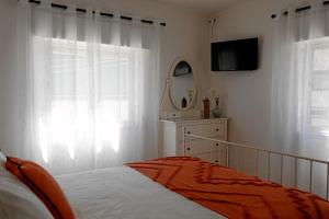 - une chambre avec un lit, un miroir et une télévision dans l'établissement *Private Outdoor Area* 300m-Beach, Swing/No Stairs, à São Martinho do Porto 12 autres photos