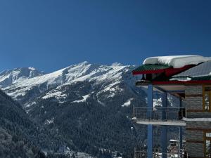 un lodge de ski avec vue sur la montagne dans l'établissement Cafekush tosh, à Tosh