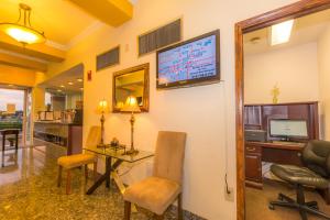 TV a/nebo společenská místnost v ubytování Howard Johnson by Wyndham Oklahoma City OKC Airport, Fairgrounds, I40