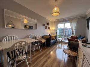 kuchnia i salon ze stołem i krzesłami w obiekcie Riverside South Dublin City 2 bedroom w Dublinie