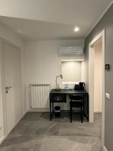 Zimmer mit einem Schreibtisch in der Ecke eines Zimmers in der Unterkunft Alla Casa Di Giò in Mailand