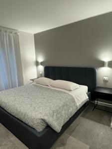 1 dormitorio con 1 cama grande y 2 almohadas en Alla Casa Di Giò en Milán