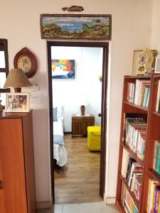 um corredor com uma porta para um quarto com livros em Hotel Posada Turística la Ceiba em Vergara