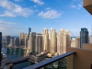 ドバイにあるSeaview & Marina View Studioのバルコニーから市街の景色を望めます。