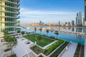Vista arial de uma cidade com um rio e edifícios em Frank Porter - Sunrise Bay at EMAAR Beachfront em Dubai