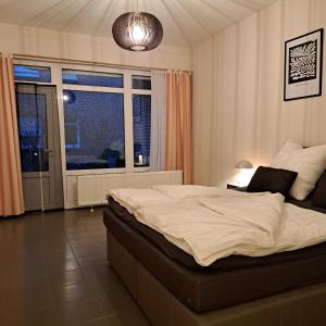 a bedroom with a large bed and a window at Seeliebe, 300 Meter zum Wasser, mit Terrasse und Garten in Lembruch