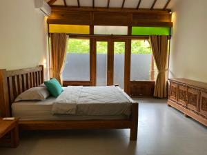 1 dormitorio con cama y ventana grande en Villa Sophie Lombok, en Mataram