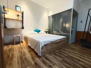 ein Schlafzimmer mit einem großen Bett und einer Dusche in der Unterkunft Banana homestay( Chuối Homestay) in Hue