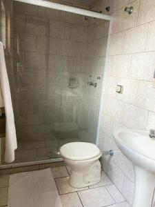 e bagno con doccia, servizi igienici e lavandino. di Espaço Verona - Quarto duplo 2 camas de solteiro a Fazenda Rio Grande