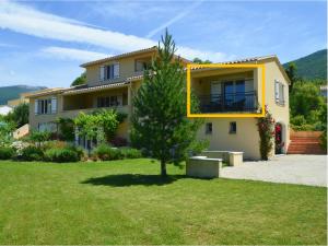 uma casa amarela com uma árvore no quintal em Villa Fleury Appartement em Montbrun-les-Bains