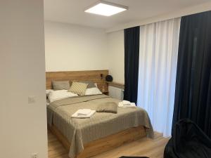 クリニツァ・ズドルイにあるApartament Cicha 16B2のベッドルーム1室(ベッド1台、タオル2枚付)