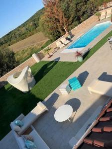 an overhead view of a swimming pool with chairs and a table at Villa de luxe JO 2024 in Saint-Brice-sous-Forêt