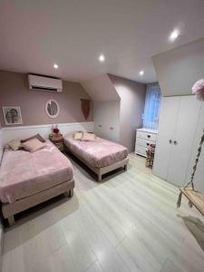 um quarto com duas camas num quarto em Villa de luxe JO 2024 em Saint-Brice-sous-Forêt