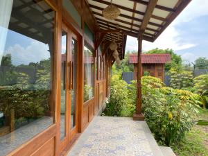 una vista exterior de una casa con pasarela en Villa Sophie Lombok, en Mataram