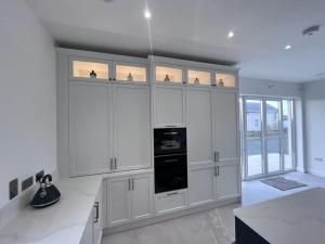 Dapur atau dapur kecil di Modern Dunboyne Home