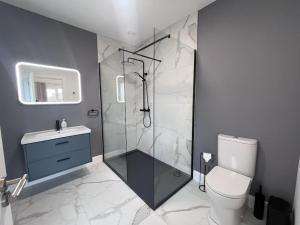 Bilik mandi di Modern Dunboyne Home