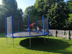 Una mujer está jugando en un trampolín en Taćina i Dokina kolibica en Arandjelovac