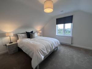 Katil atau katil-katil dalam bilik di Modern Dunboyne Home