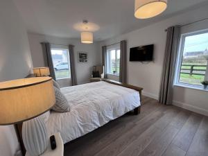 Katil atau katil-katil dalam bilik di Modern Dunboyne Home