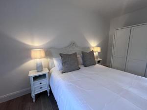 Katil atau katil-katil dalam bilik di Modern Dunboyne Home