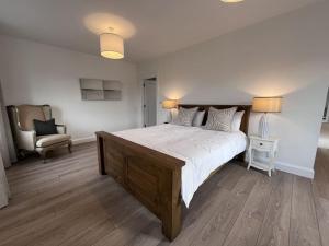 Katil atau katil-katil dalam bilik di Modern Dunboyne Home