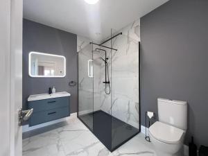 Bilik mandi di Modern Dunboyne Home