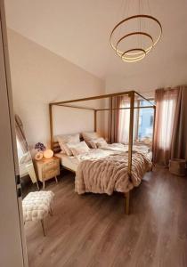 um quarto com uma cama e um lustre em AMALFI HOME - Stylish apartment with terrace em Schönefeld