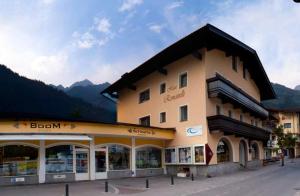 un grande edificio di fronte a una montagna di Haus Romanelli a Mayrhofen