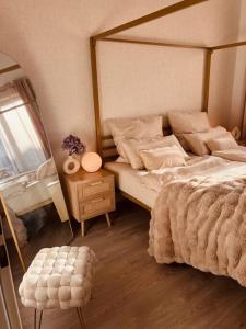 舍訥費德的住宿－AMALFI HOME - Stylish apartment with terrace，一间卧室配有一张床和一张带镜子的桌子