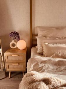 una camera con due letti e un tavolo con un vaso di fiori di AMALFI HOME - Stylish apartment with terrace a Schönefeld