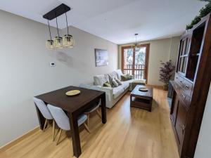 エスカリリャにあるLa Casa de la Montañaのテーブルとソファのあるリビングルーム