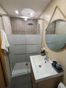 エスカリリャにあるLa Casa de la Montañaの洗面台とシャワー付きのバスルーム