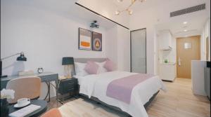 A bed or beds in a room at 深圳金中环服务公寓-深业上城店 Golden Central Serviced Residence Shenzhen-UpperHills