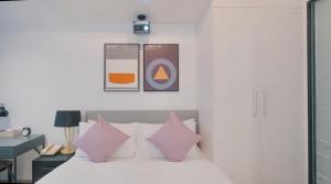 Una cama o camas en una habitación de Golden Central Hotel Serviced Residence-Xin Hao E Du金中环服务公寓新浩e都店
