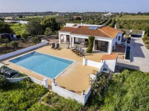 uma vista aérea de uma casa com piscina em Secluded Carvoeiro Villa - 3 Bedrooms - Villa Urzais - Modern Interiors - Private Setting em Carvoeiro