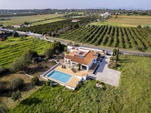 uma vista aérea de uma villa com piscina em Secluded Carvoeiro Villa - 3 Bedrooms - Villa Urzais - Modern Interiors - Private Setting em Carvoeiro