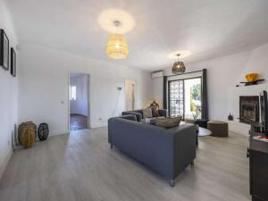 uma sala de estar com um sofá e uma mesa em Secluded Carvoeiro Villa - 3 Bedrooms - Villa Urzais - Modern Interiors - Private Setting em Carvoeiro