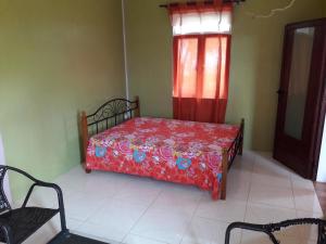 سرير أو أسرّة في غرفة في Biana's Home Guest House