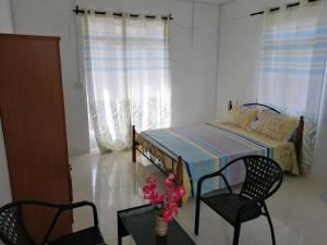 سرير أو أسرّة في غرفة في Biana's Home Guest House